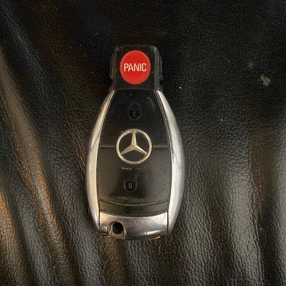 OEM Mercedes Benz key fob - Picture 1 of 2
